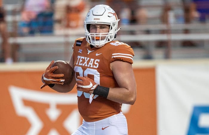 Texas Longhorns tight end Cade Brewer (80) runs into the end zone for a score against UTEP Miners in the first quarter at Darrell K Royal-Texas Memorial Stadium.